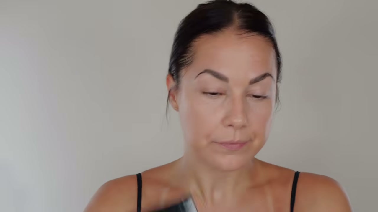 @glamourbylexi reviewing e.l.f. Cosmetics Set It Bright Loose Powder at 11:47 in a YouTube Shorts video