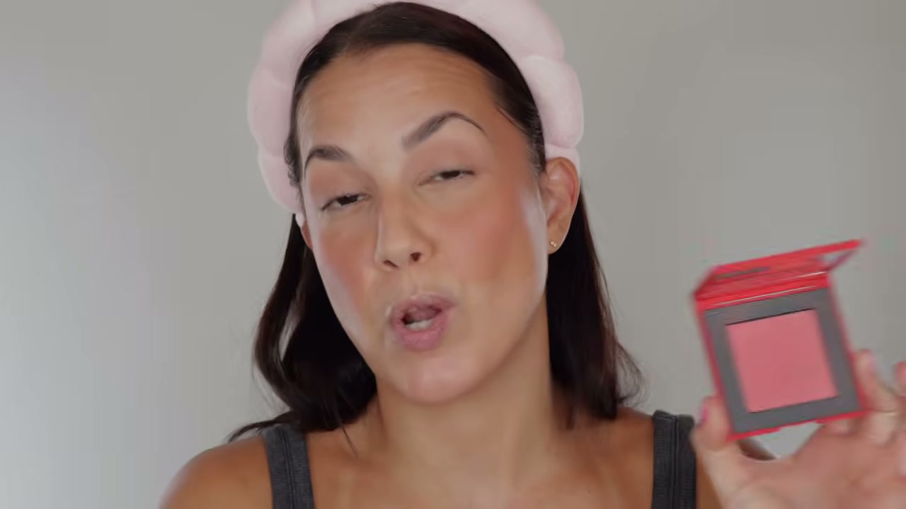 @glamourbylexi reviewing Hung Vanngo Beauty Velvet Blush at 09:27 in a YouTube Shorts video