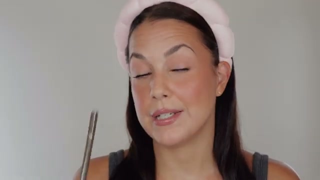 @glamourbylexi reviewing Judydoll Slim Liquid Eyeliner at 16:23 in a YouTube Shorts video
