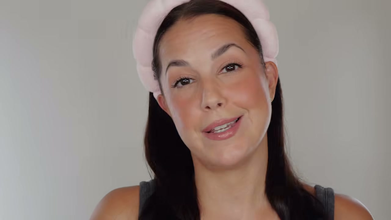 @glamourbylexi reviewing Maybelline Sky High Mascara at 16:35 in a YouTube Shorts video