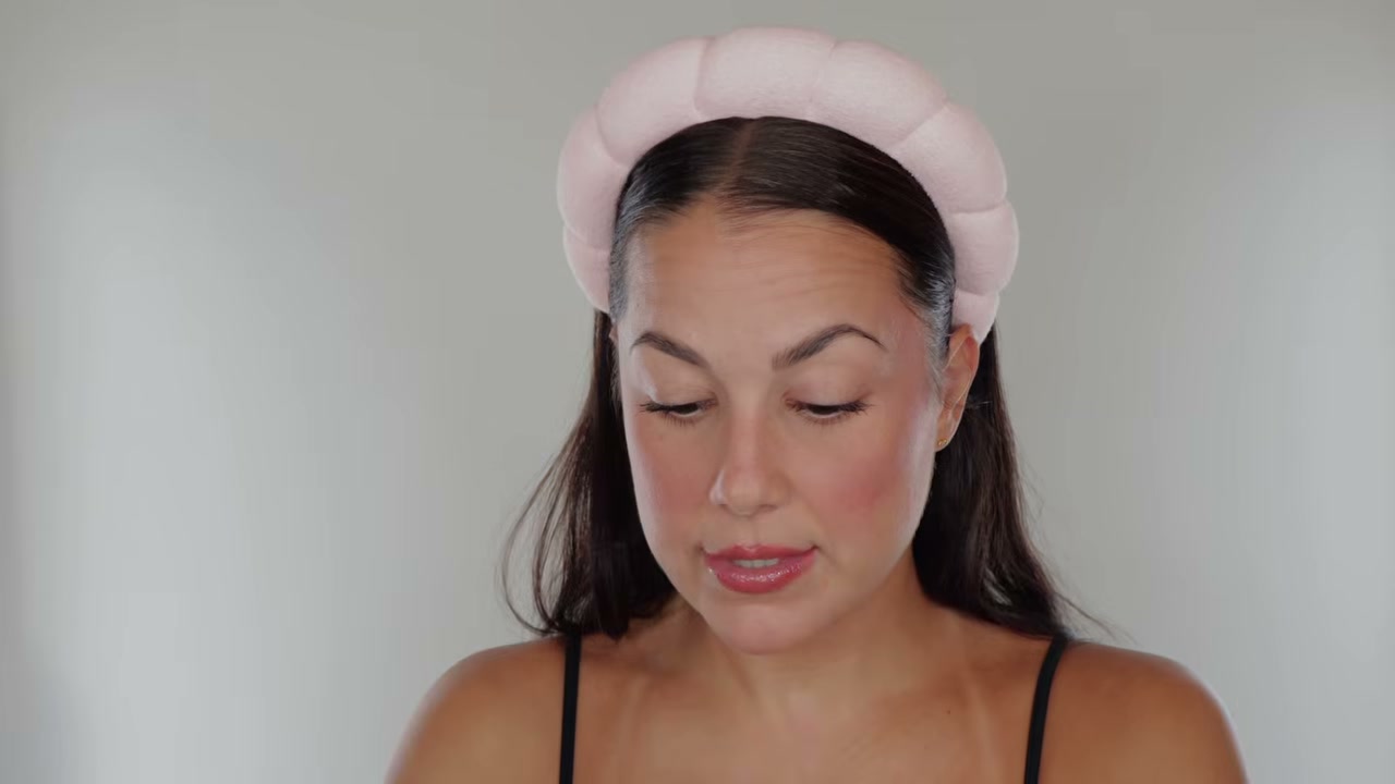@glamourbylexi reviewing Morphe Cheek Thrills at 21:07 in a YouTube Shorts video