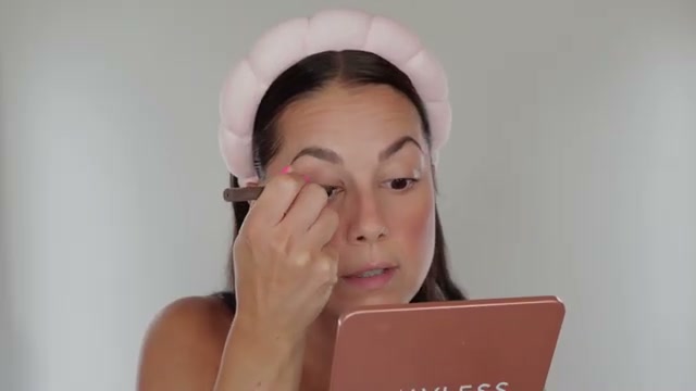 @glamourbylexi reviewing Morphe Life Lock Setting Spray at 14:15 in a YouTube Shorts video