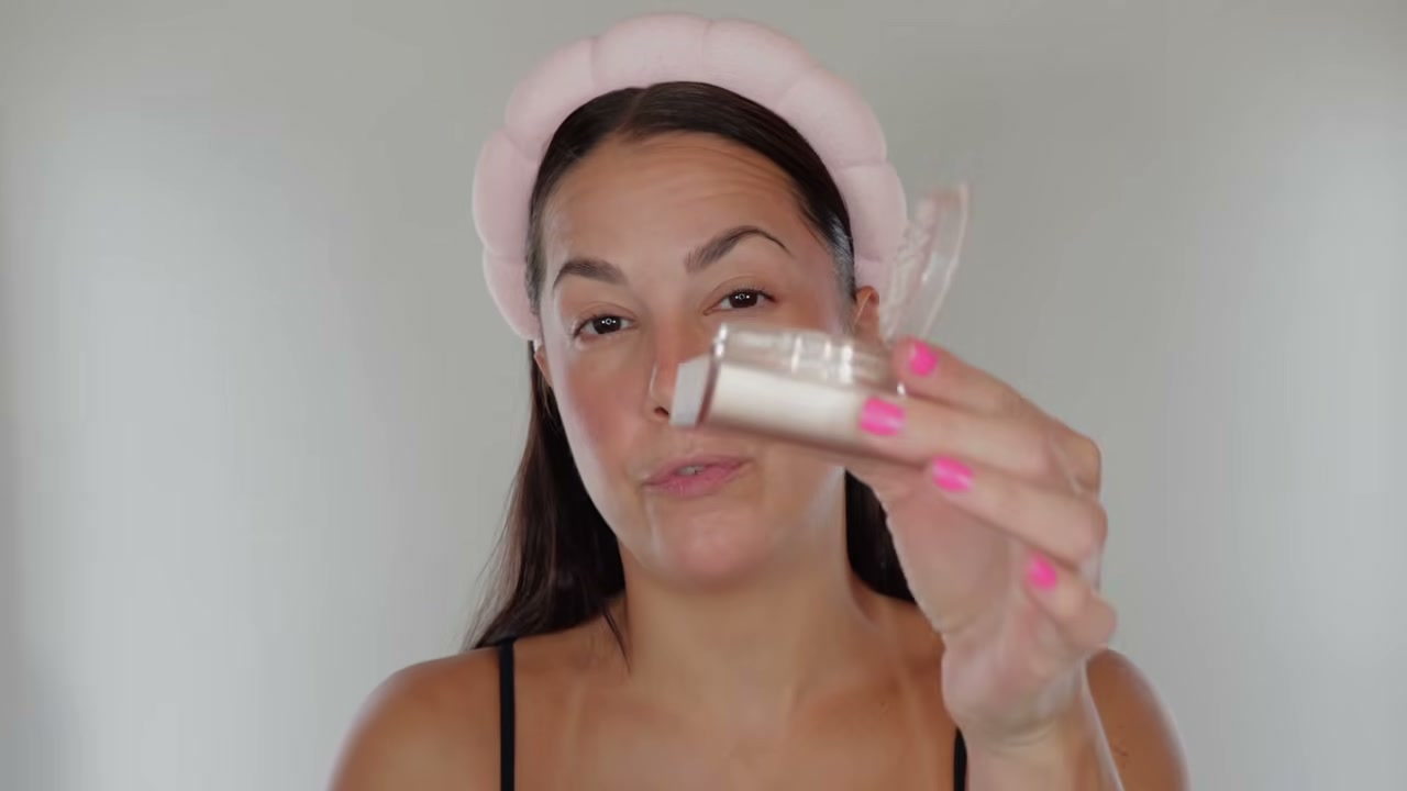 @glamourbylexi reviewing Natasha Denona Hy Glam Loose Powder at 12:15 in a YouTube Shorts video