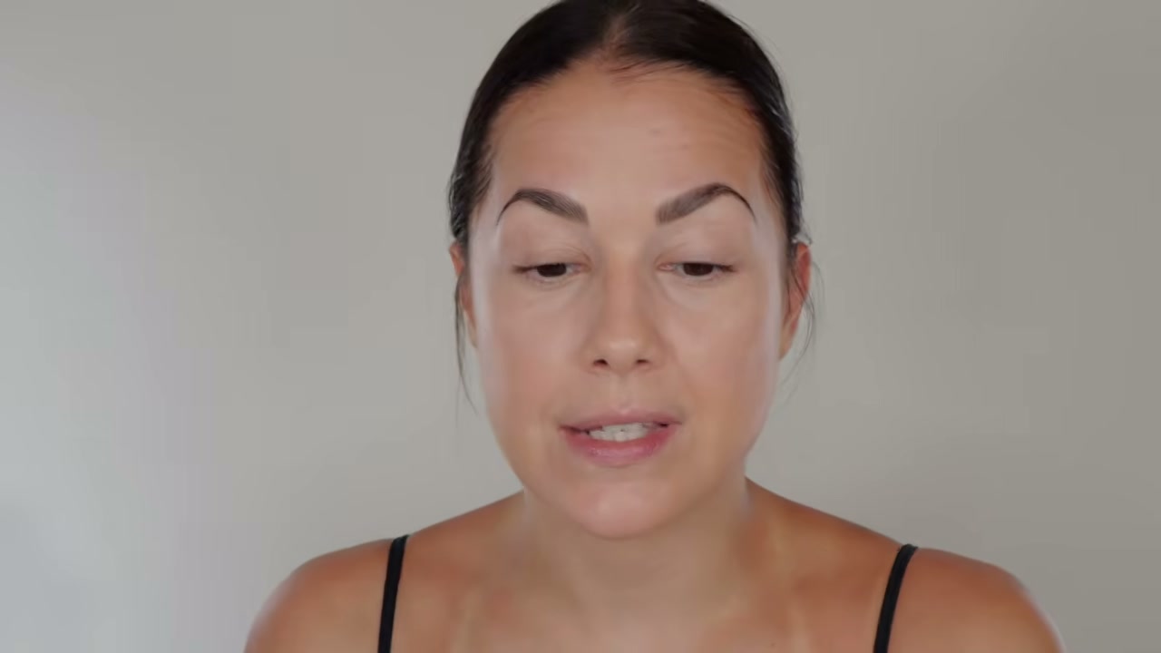 @glamourbylexi reviewing Natasha Denona HY-GLAM Setting Powder at 10:25 in a YouTube Shorts video