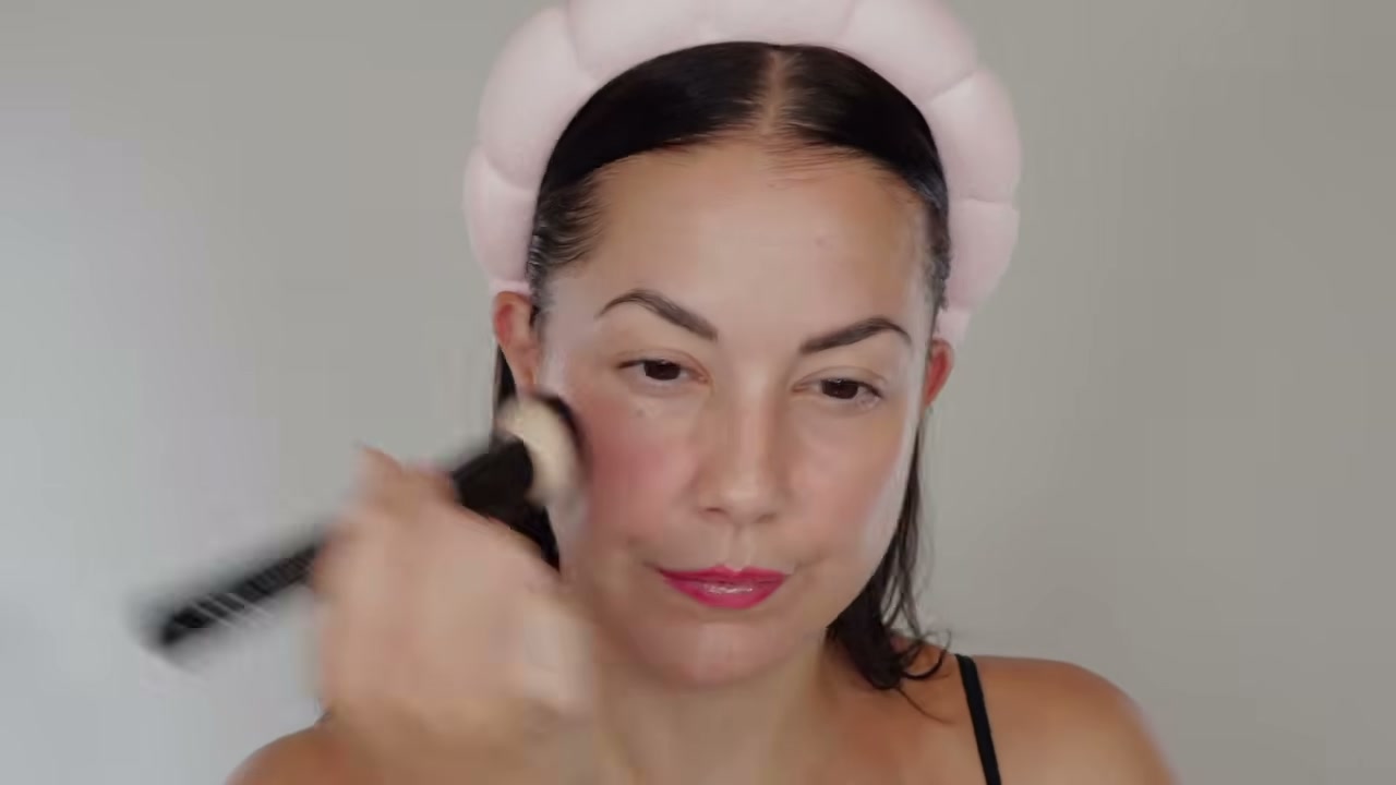 @glamourbylexi reviewing Physicians Formula Bronze Booster Sun Tint at 16:35 in a YouTube Shorts video