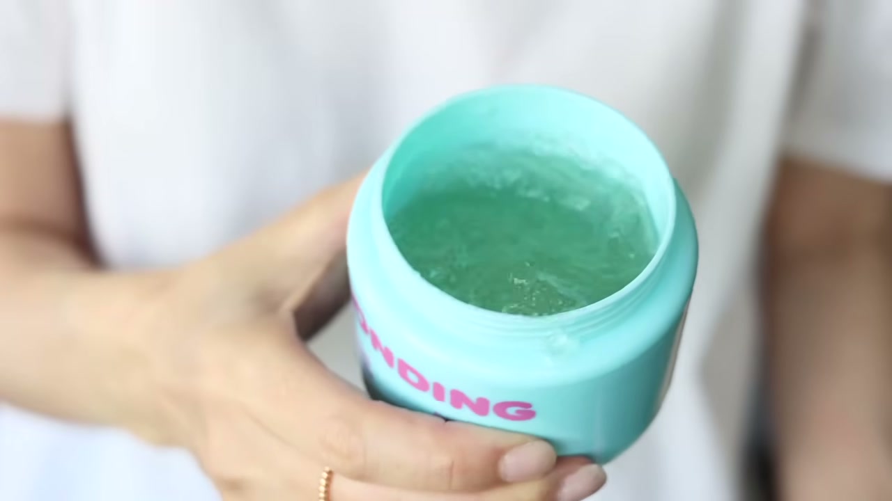 @gothamista reviewing SOONDING Coconut Jelly Pudding Pore Cleanser at 01:36 in a YouTube Shorts video