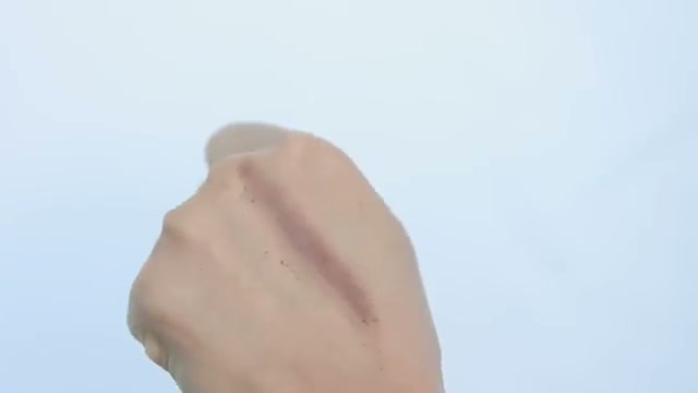 @haleykimaking reviewing Dior Backstage Eyeshadow Shader Brush N° 21 at 12:46 in a YouTube Shorts video