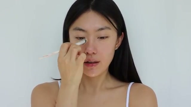 @haleykimaking reviewing Fillimilli Fillimilli Corrector Brush 811 at 03:52 in a YouTube Shorts video