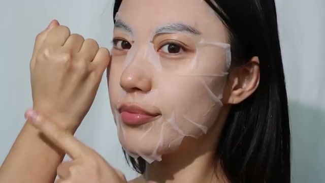 @haleykimaking reviewing VT Cosmetics Cica Daily Soothing Mask at 15:26 in a YouTube Shorts video