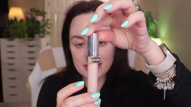 Micro-Correcting Blurring Concealer with Peptides