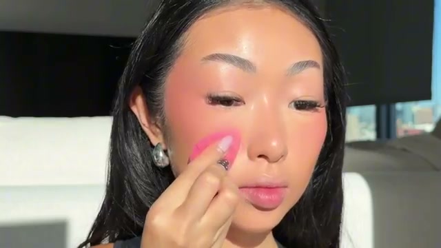 @itsbabykelz reviewing Huda Beauty Easy Bake Loose Baking & Setting Powder at 06:16 in a YouTube Shorts video