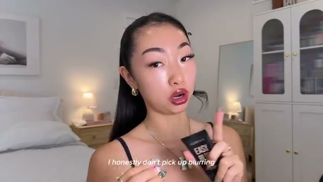 itsbabykelz mentioning Huda Beauty Huda Beauty Easy Blur Primer at 03:17 in their YouTube video