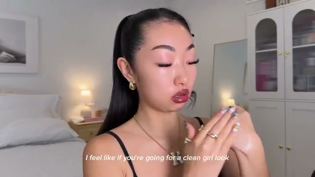 itsbabykelz mentioning Merit Beauty Merit Great Skin Priming Moisturizer at 03:09 in their YouTube video