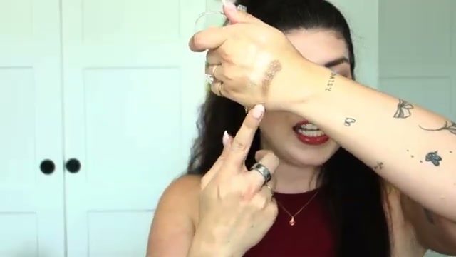 @itsjensworld14 reviewing Essence Mono Eyeshadow at 07:54 in a YouTube Shorts video