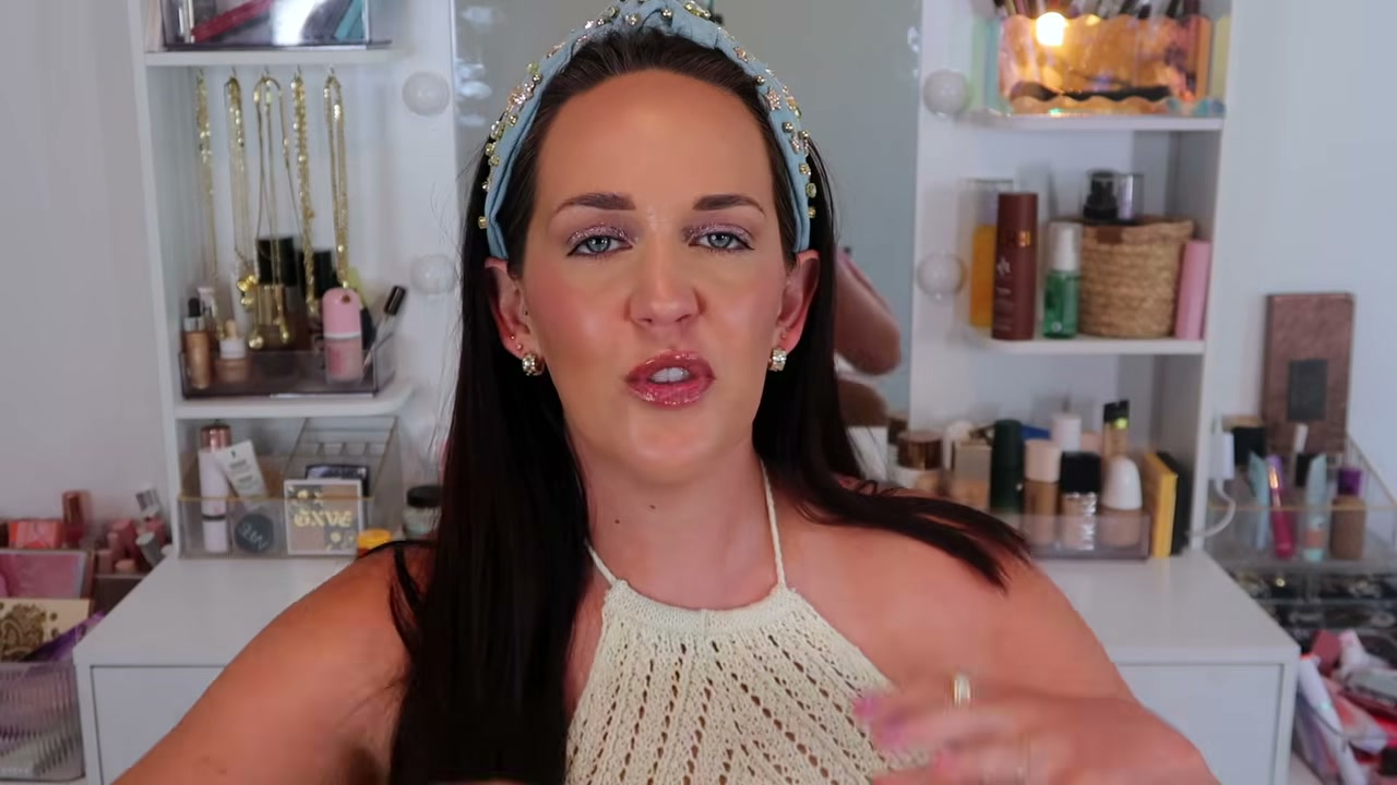 @itsjuststephslife reviewing Comfrt Cloud Zip at 24:06 in a YouTube Shorts video