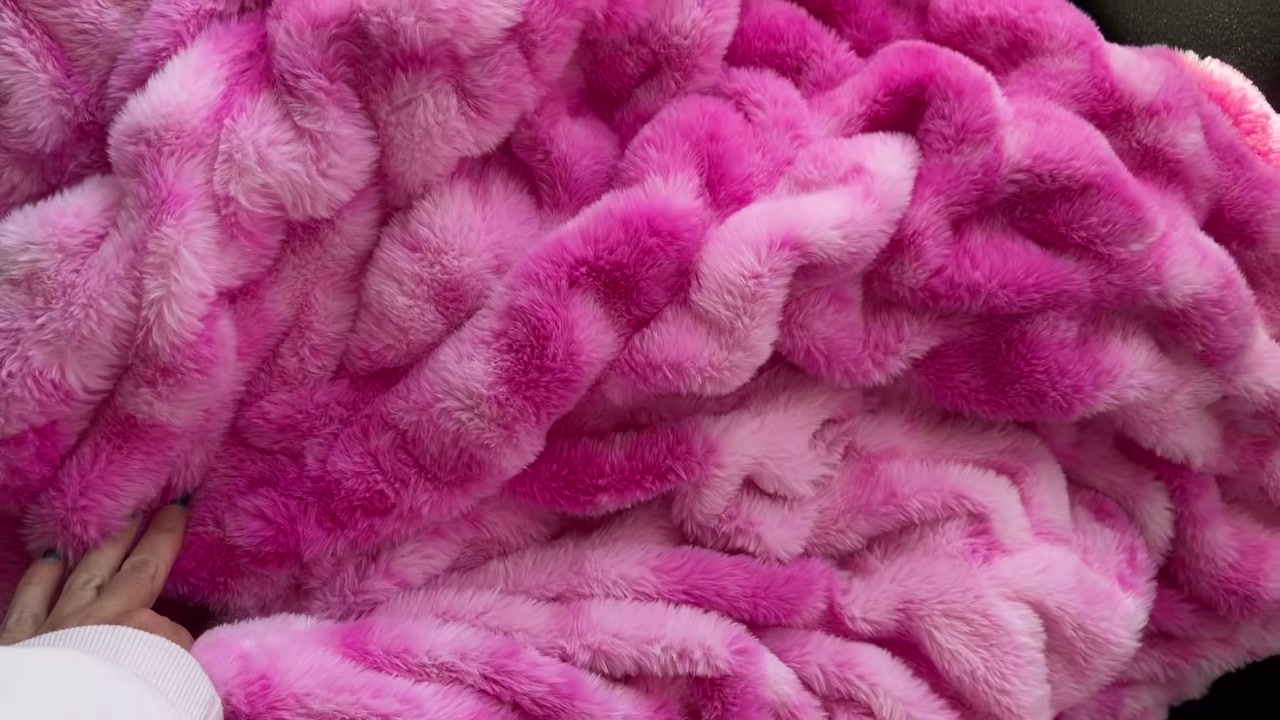 @itsjuststephslife reviewing Comfrt Dreamer Blanket at 22:48 in a YouTube Shorts video
