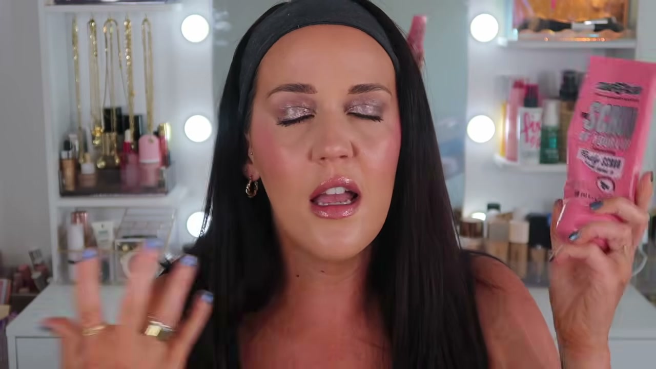 @itsjuststephslife reviewing Soap & Glory The Scrub of Your Life at 24:46 in a YouTube Shorts video