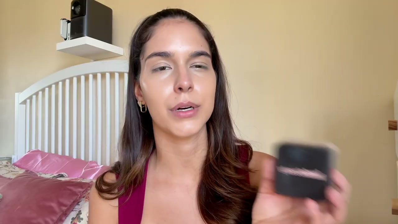 @itslifebycat reviewing Huda Beauty Powder at 03:26 in a YouTube Shorts video