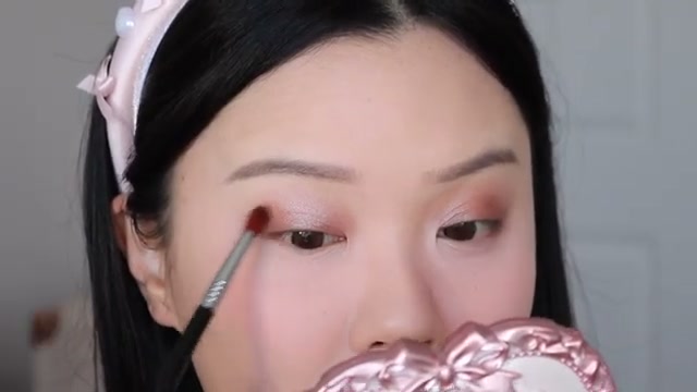 j.uuuuudy mentioning DECORTÉ Eye Glow Gem Skin Eye Glow at 24:09 in their YouTube video