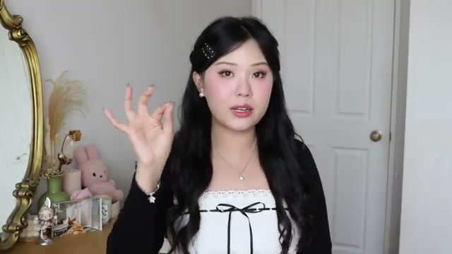 j.uuuuudy mentioning Florasis Highlighting Powder at 33:00 in their YouTube video