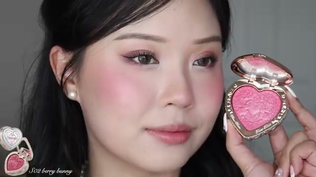 @j.uuuuudy reviewing Flower Knows Bunny Garden Eyeshadow Palette at 21:02 in a YouTube Shorts video