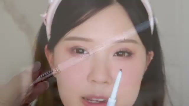 @j.uuuuudy reviewing Flower Knows Bunny Garden Gel Eyeliner at 17:03 in a YouTube Shorts video