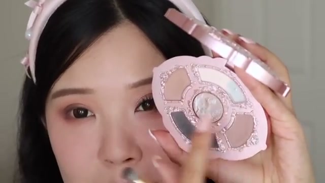 @j.uuuuudy reviewing Flower Knows Midsummer Fairytales Embossed 5-Color Makeup Palette at 15:05 in a YouTube Shorts video