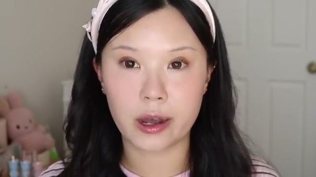 @j.uuuuudy reviewing Flower Knows Swan Ballet Music Box Loose Setting Powder at 09:37 in a YouTube Shorts video