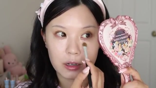 @j.uuuuudy reviewing Flower Knows The Sweetie Bear 4-Color Concealer Palette at 04:41 in a YouTube Shorts video