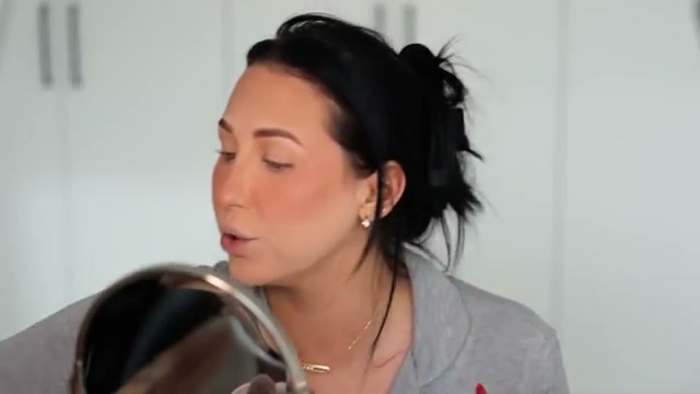 @jaclynhill1 reviewing Huda Beauty Icy Nude Palette at 16:21 in a YouTube Shorts video
