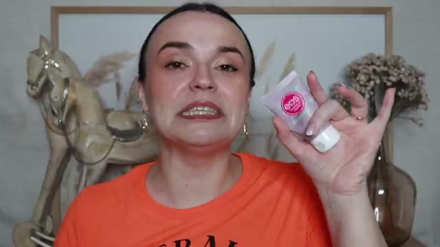 @jessicadeerly reviewing eos Shea Butter 24-Hour Moisture Body Lotion at 25:12 in a YouTube Shorts video