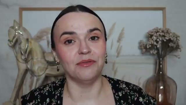 @jessicadeerly reviewing Hourglass Curator Eyeshadow Quad at 60:21 in a YouTube Shorts video