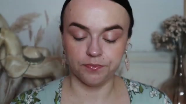 @jessicadeerly reviewing ILIA Eye Stylus Shadow Stick at 20:02 in a YouTube Shorts video