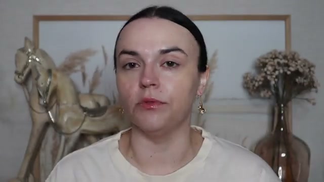 @jessicadeerly reviewing ILIA Sun Serum Mineral Sunscreen SPF 50 at 06:51 in a YouTube Shorts video