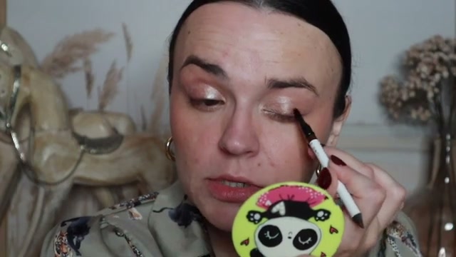@jessicadeerly reviewing MAKEUP BY MARIO Master Pigment Pro Eye Pencil at 19:13 in a YouTube Shorts video