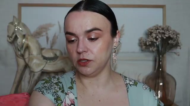 @jessicadeerly reviewing MAKEUP BY MARIO Surrealskin Setting Spray at 27:45 in a YouTube Shorts video
