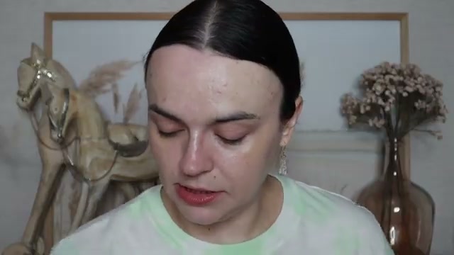 @jessicadeerly reviewing MAKEUP BY MARIO Travel Brush Kit at 08:42 in a YouTube Shorts video