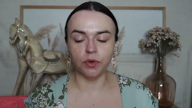 @jessicadeerly reviewing REFY Cream Bronzer at 09:28 in a YouTube Shorts video