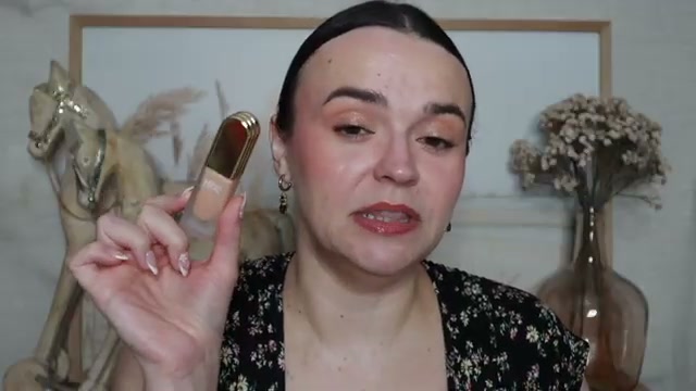 @jessicadeerly reviewing Sarah Creal Face Flex Concealer at 20:08 in a YouTube Shorts video