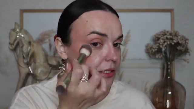 @jessicadeerly reviewing Summer Fridays Blush Butter Balm at 12:35 in a YouTube Shorts video