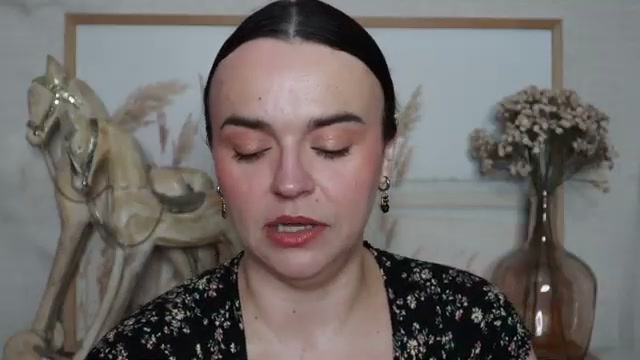 @jessicadeerly reviewing Summer Fridays Lip Butter Balm at 43:32 in a YouTube Shorts video