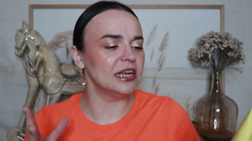 @jessicadeerly reviewing Sun Bum Revitalizing Air Dry Cream at 05:08 in a YouTube Shorts video