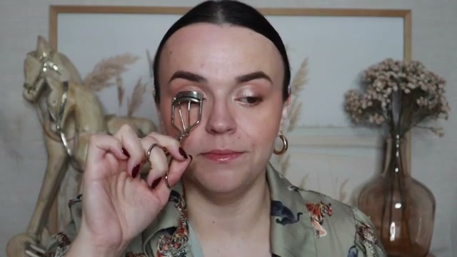 @jessicadeerly reviewing Tower 28 Beauty Makewaves Mascara at 22:28 in a YouTube Shorts video