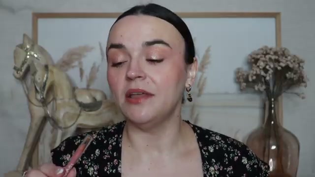 @jessicadeerly reviewing Tower 28 Beauty One Liner at 45:22 in a YouTube Shorts video