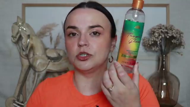@jessicadeerly reviewing Tree Hut Moisturizing Shave Oil at 20:24 in a YouTube Shorts video