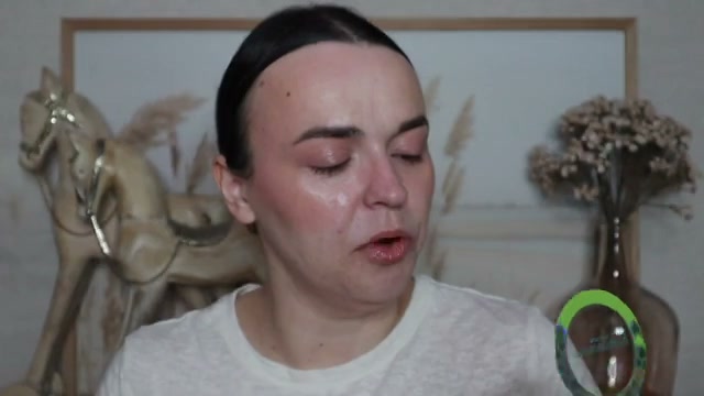 @jessicadeerly reviewing Wet n Wild Chameleon Chrome Highlighter at 15:41 in a YouTube Shorts video