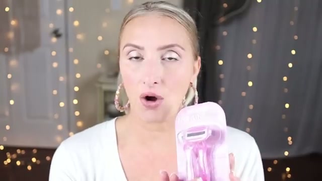 @jessicathedollardiva reviewing Assured Five Blade Women's Razor at 02:06 in a YouTube Shorts video