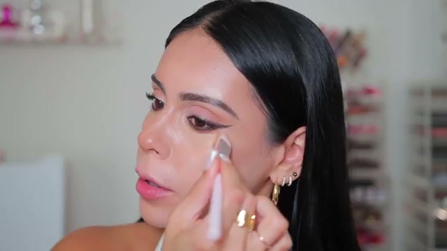 @juicyjas reviewing About-Face The Illusionist Concealer at 12:11 in a YouTube Shorts video