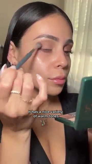 @juicyjas reviewing Anastasia Beverly Hills Mini Palette at 00:07 in a YouTube Shorts video