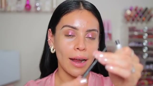@juicyjas reviewing Catrice 20H Gel Eye Pencil at 20:25 in a YouTube Shorts video